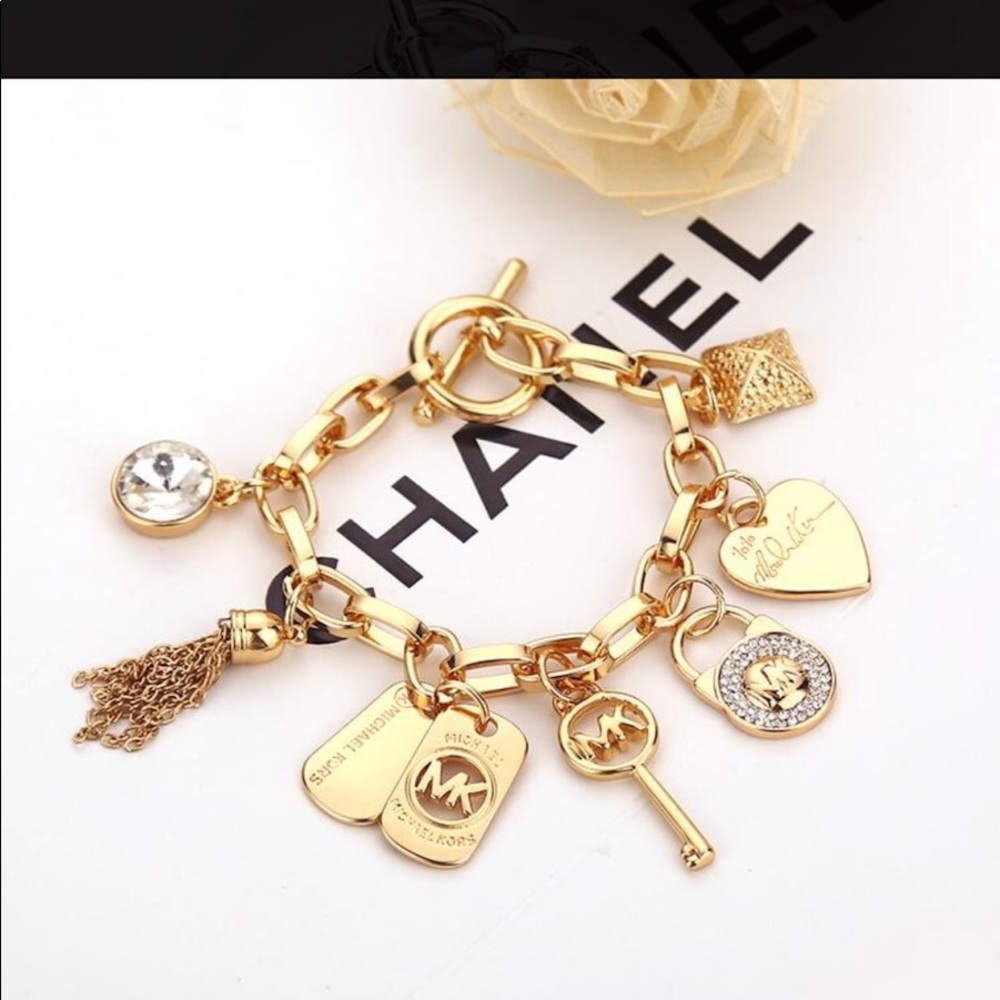 Fashion bracelet. Gold